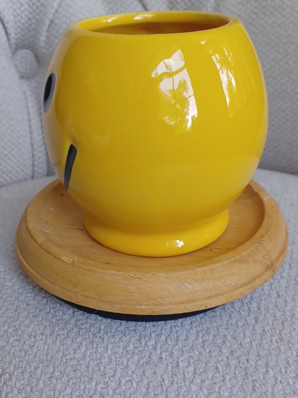 Vintage McCoy USA Pottery Yellow Smiley Face Mug - Picture 5 of 10